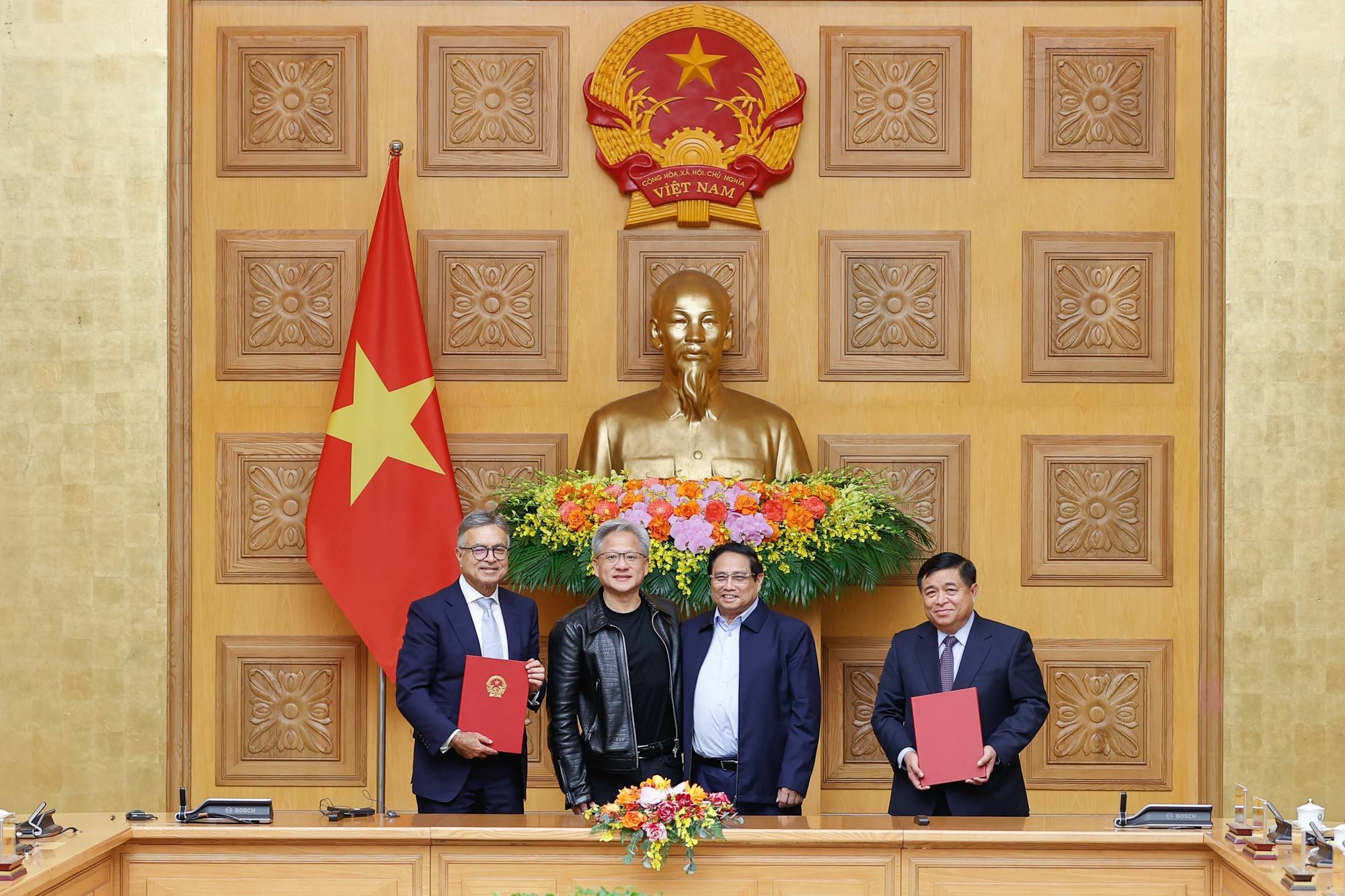 Prime Minister Pham Minh Chinh and NVIDIA Chairman Jensen Huang signing an agreement to establish an AI Research and Development Center in Vietnam.