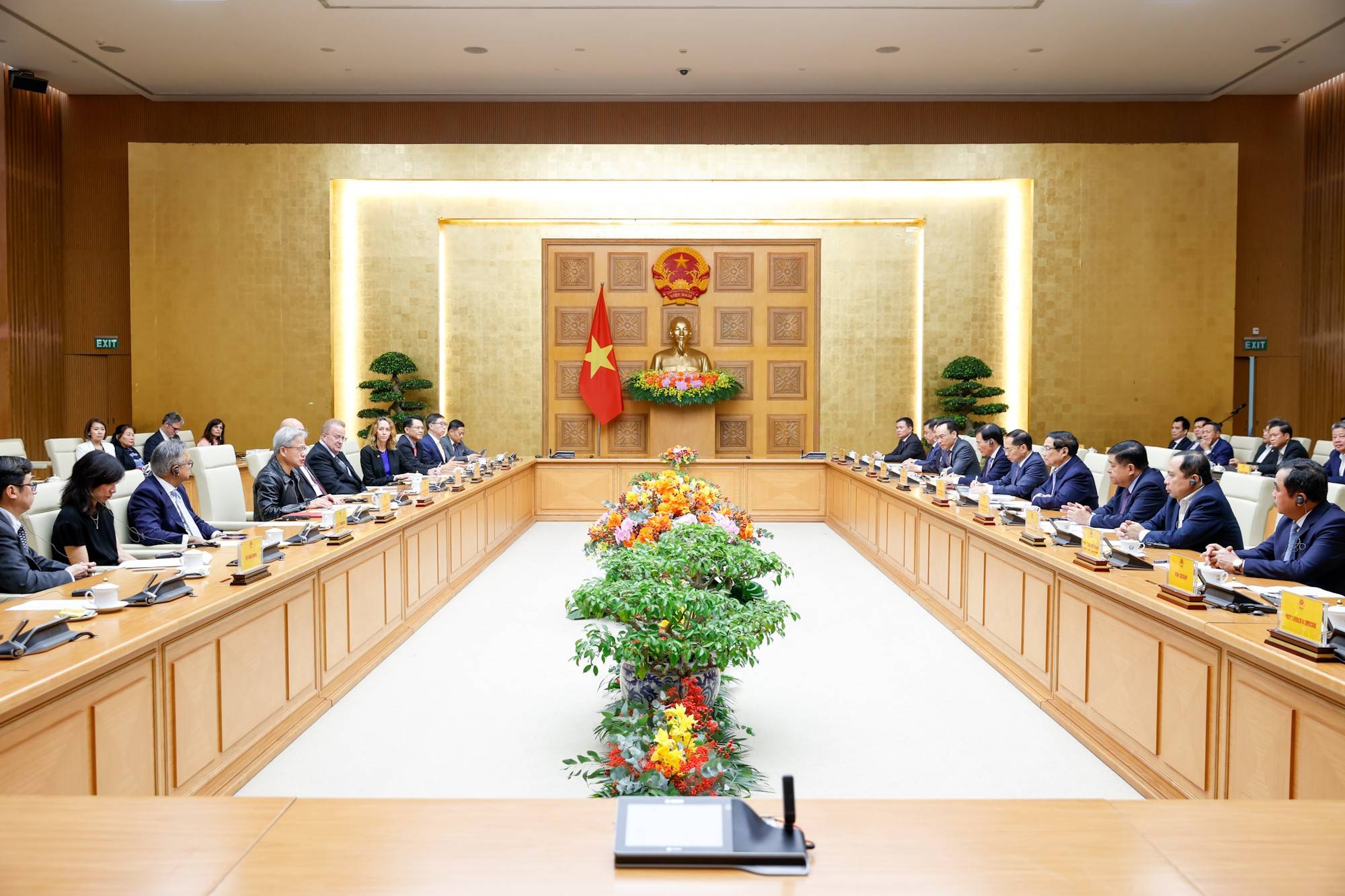 Prime Minister Pham Minh Chinh and NVIDIA Chairman Jensen Huang signing an agreement to establish an AI Research and Development Center in Vietnam.