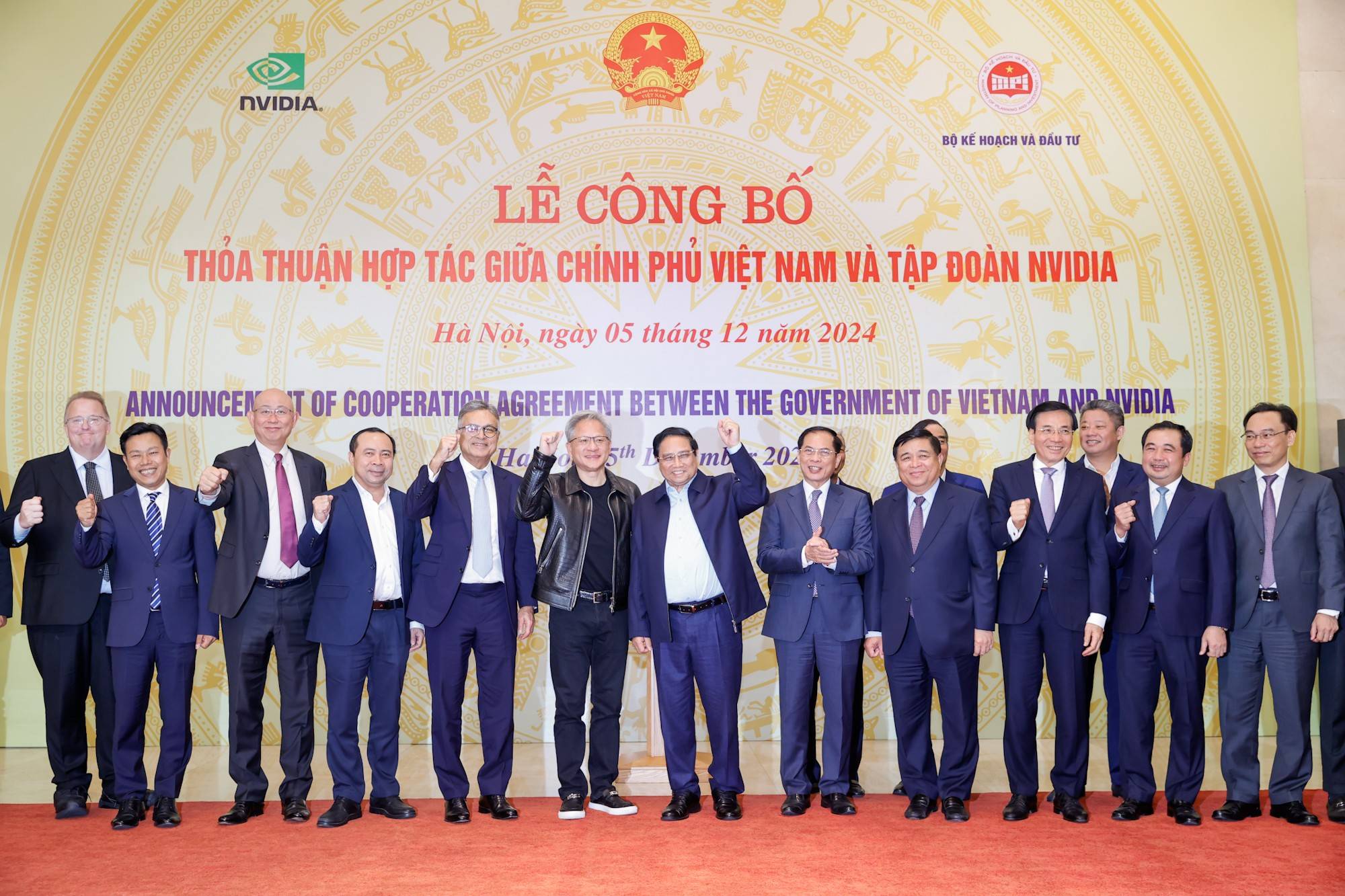 Prime Minister Pham Minh Chinh and NVIDIA Chairman Jensen Huang signing an agreement to establish an AI Research and Development Center in Vietnam.