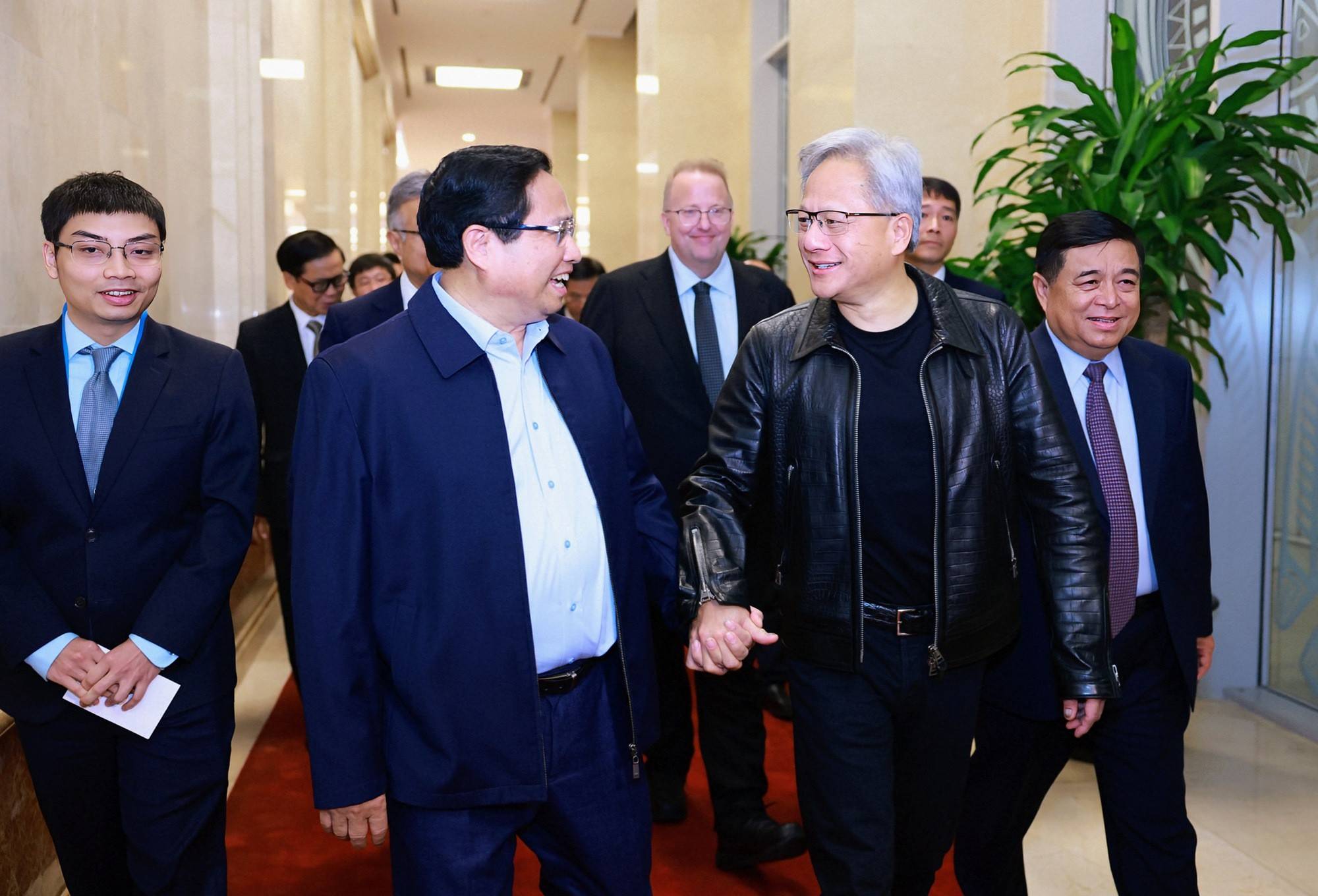 Prime Minister Pham Minh Chinh and NVIDIA Chairman Jensen Huang signing an agreement to establish an AI Research and Development Center in Vietnam.